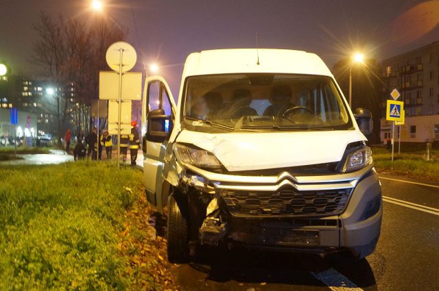 Szukał właściwej drogi. Wjechał oplem pod dostawczego citroena (zdjęcia)