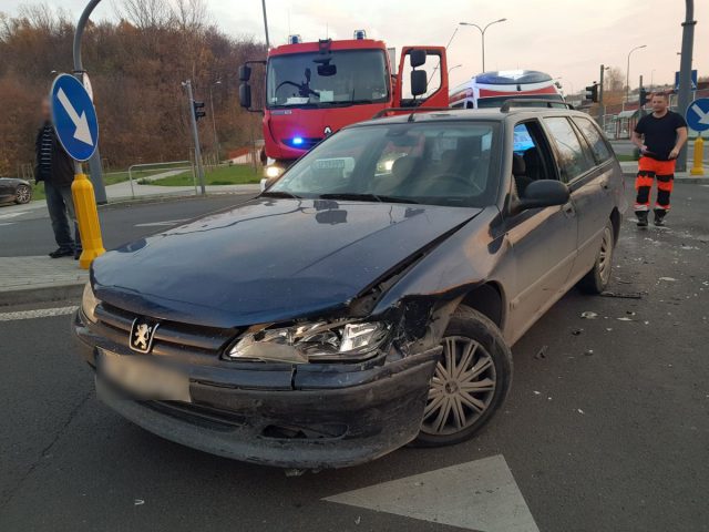 Przejechał na czerwonym świetle, zderzył się z peugeotem