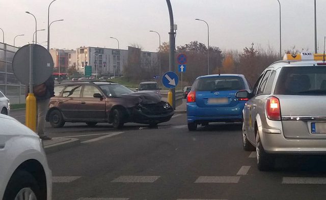 Przejechał na czerwonym świetle, zderzył się z peugeotem