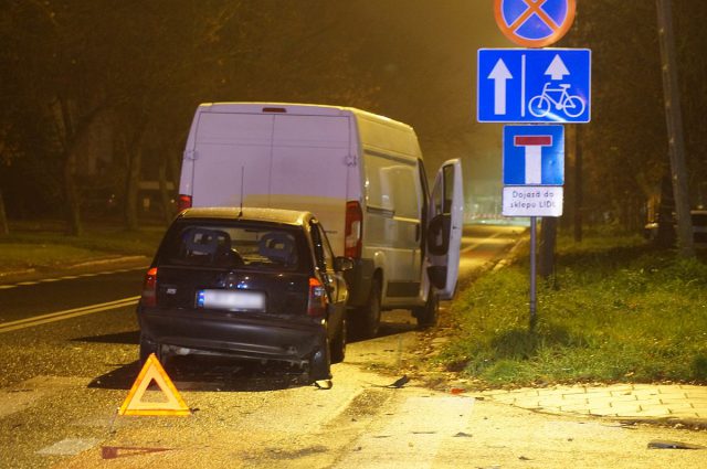 Szukał właściwej drogi. Wjechał oplem pod dostawczego citroena (zdjęcia)