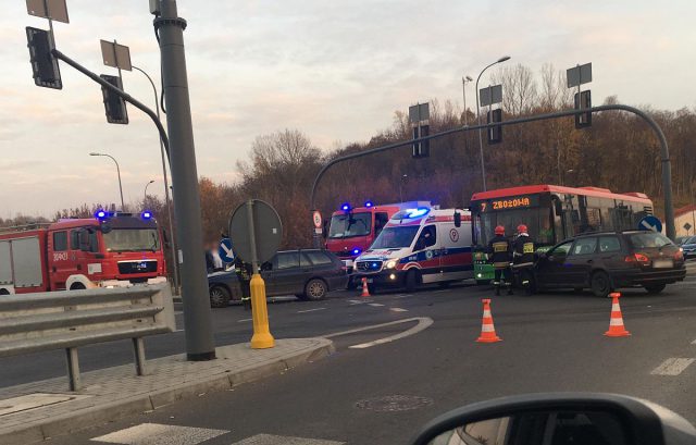 Przejechał na czerwonym świetle, zderzył się z peugeotem