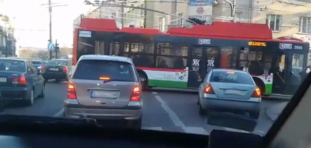 Blokowanie przejazdu to codzienna zmora tego skrzyżowania (zdjęcia)