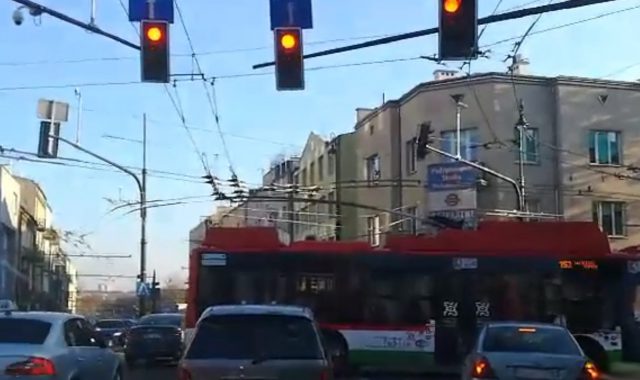 Blokowanie przejazdu to codzienna zmora tego skrzyżowania (zdjęcia)