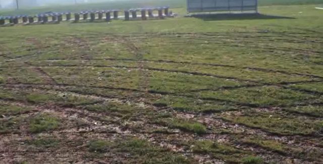 Kierowca BMW kręcił „bączki” na murawie boiska. Straty oszacowano na 50 tys. złotych (wideo)