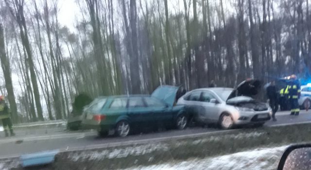 Zderzenie trzech pojazdów na krajowej 17. Duże utrudnienia w ruchu na trasie Lublin – Zamość (zdjęcia)