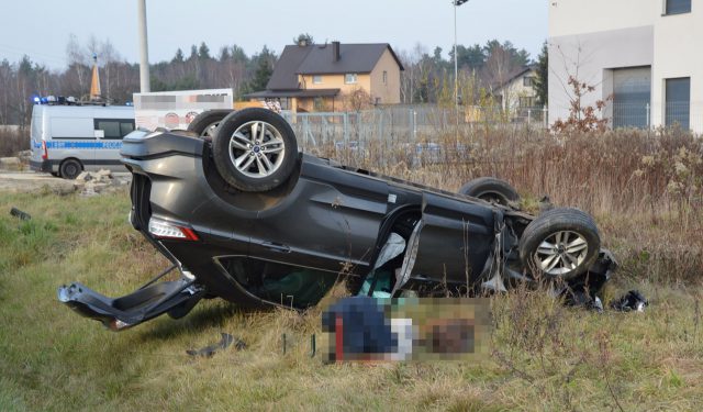 Jazdę fordem zakończyła na dachu. Kobieta trafiła do szpitala (zdjęcia)