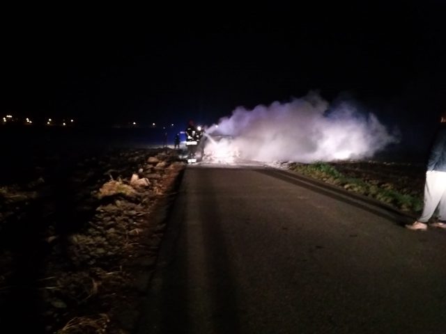 Pożar samochodu na lokalnej drodze. Interweniowała straż pożarna (zdjęcia)