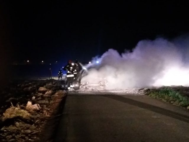 Pożar samochodu na lokalnej drodze. Interweniowała straż pożarna (zdjęcia)