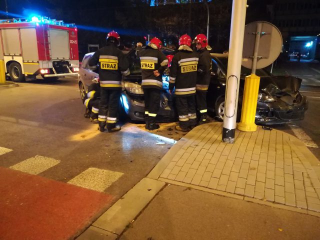 Groźnie wyglądająca kolizja na ul. Diamentowej. Uczestnicy nie doczekali się na patrol policji (zdjęcia)