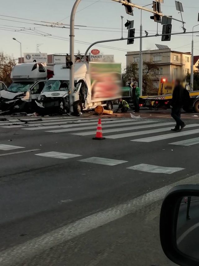 Zderzenie dwóch pojazdów dostawczych na al. Kraśnickiej. Duże utrudnienia w ruchu (zdjęcia)