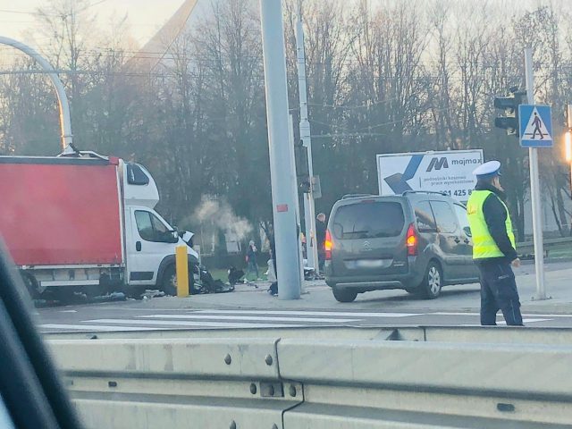 Zderzenie dwóch pojazdów dostawczych na al. Kraśnickiej. Duże utrudnienia w ruchu (zdjęcia)