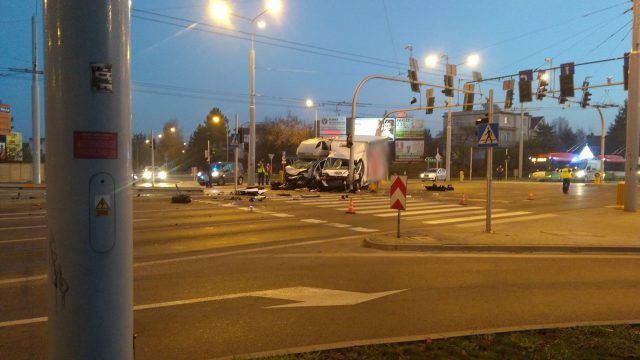 Zderzenie dwóch pojazdów dostawczych na al. Kraśnickiej. Duże utrudnienia w ruchu (zdjęcia)