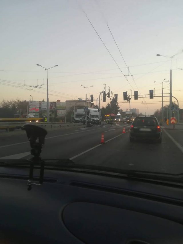 Zderzenie dwóch pojazdów dostawczych na al. Kraśnickiej. Duże utrudnienia w ruchu (zdjęcia)