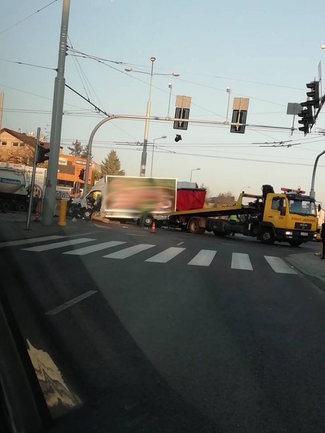 Zderzenie dwóch pojazdów dostawczych na al. Kraśnickiej. Duże utrudnienia w ruchu (zdjęcia)