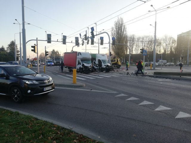 Zderzenie dwóch pojazdów dostawczych na al. Kraśnickiej. Duże utrudnienia w ruchu (zdjęcia)