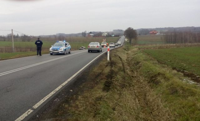 Volkswagen wpadł do rowu na krajowej 19. Jedna osoba trafiła do szpitala (zdjęcia)