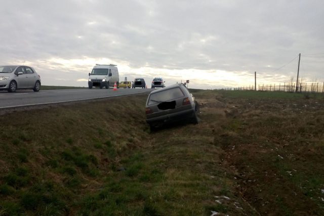 Volkswagen wpadł do rowu na krajowej 19. Jedna osoba trafiła do szpitala (zdjęcia)