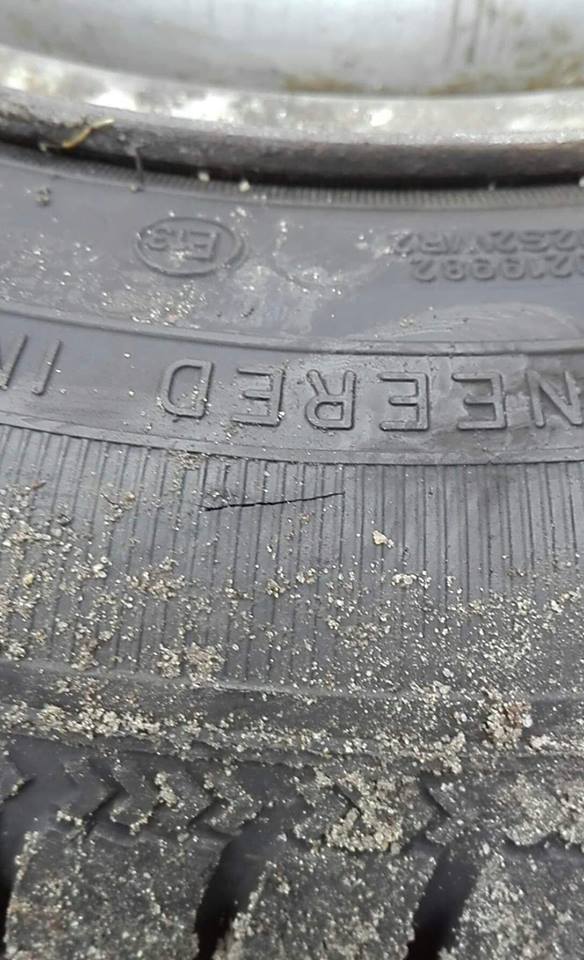 Ktoś przebija opony nożem i uszkadza lusterka. Kierowcy znajdują karteczki z pogróżkami (zdjęcia)