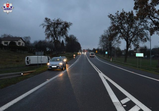 Zasnął za kierownicą. Auto przewróciło się w rowie (zdjęcia)