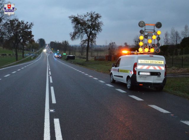 Zasnął za kierownicą. Auto przewróciło się w rowie (zdjęcia)