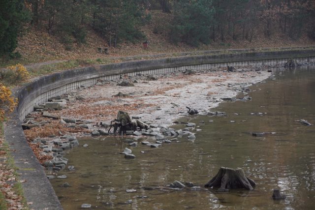 Niski stan wody w Zalewie Zemborzyckim odsłonił płytę nagrobkową (wideo, zdjęcia)