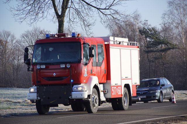 Zablokowana droga krajowa nr 63 po zderzeniu dwóch pojazdów dostawczych i osobówki (wideo, zdjęcia)