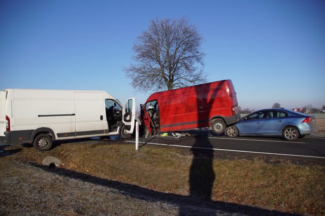 Zablokowana droga krajowa nr 63 po zderzeniu dwóch pojazdów dostawczych i osobówki (wideo, zdjęcia)