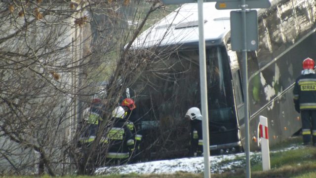 Autokar z dziećmi wpadł do rowu. Kierowca nie chciał wjechać w auta (zdjęcia)