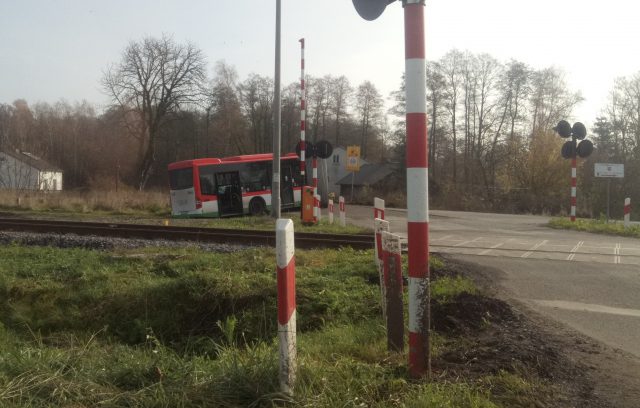 Pojazd komunikacji miejskiej „zakopał się”. Zablokowana droga Krężnica Jara – Strzeszkowice Duże (zdjęcia)