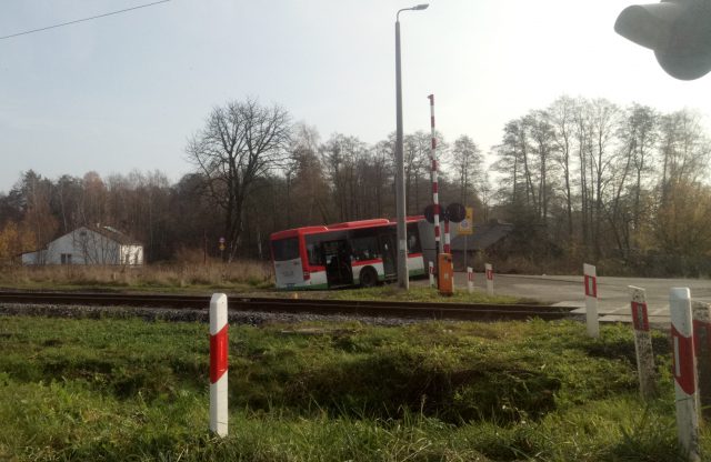 Pojazd komunikacji miejskiej „zakopał się”. Zablokowana droga Krężnica Jara – Strzeszkowice Duże (zdjęcia)