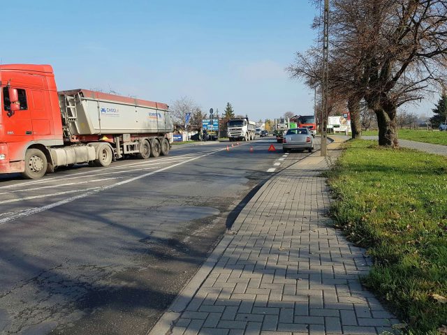 Wypadek na ul. Turystycznej. Podnośnikiem wjechał w ciężarówkę (zdjęcia)