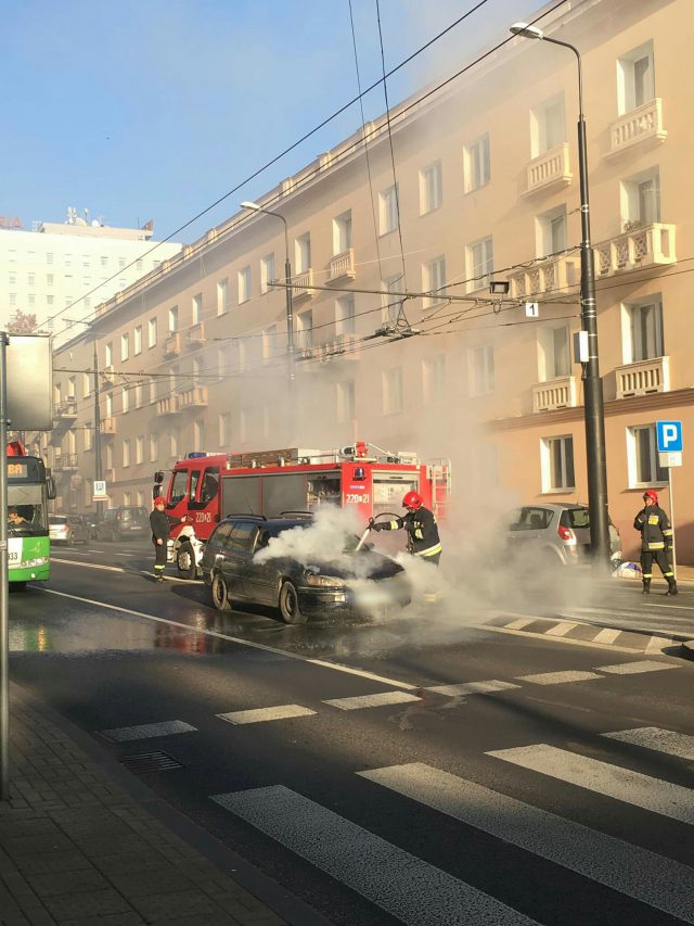 Opel zapalił się podczas jazdy. Utrudnienia w ruchu na ul. Narutowicza (zdjęcia)