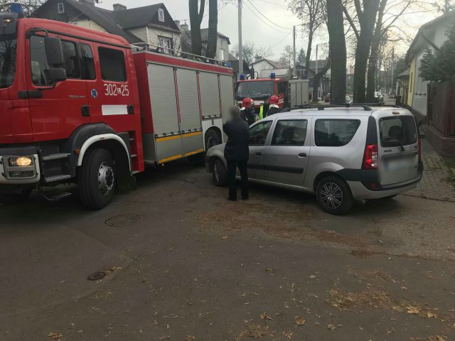 Kierowca dacii zajechał mu drogę, uderzył chevroletem w drzewo (zdjęcia)