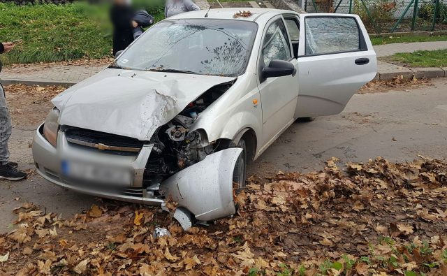 Kierowca dacii zajechał mu drogę, uderzył chevroletem w drzewo (zdjęcia)