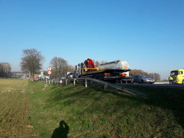 Zderzenie citroena z ciężarówką. Zablokowana droga Lublin-Kraśnik (zdjęcia)