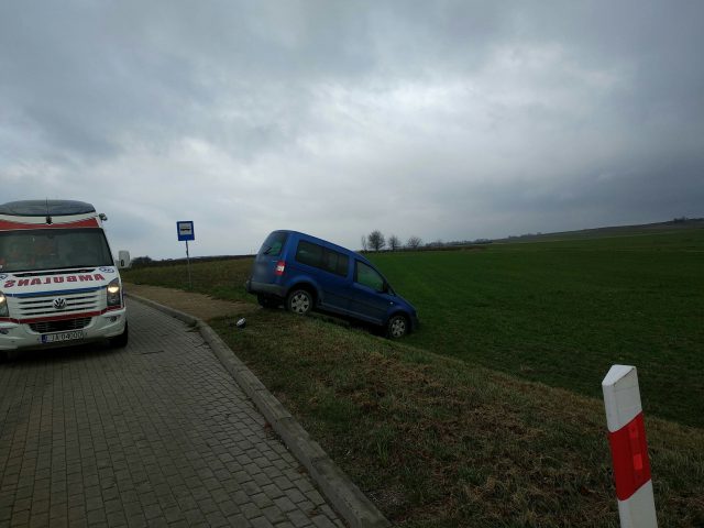 Zderzenie dwóch volkswagenów na krajowej 74. Jedna osoba poszkodowana (zdjęcia)