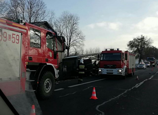 Autokar z dziećmi wpadł do rowu. Kierowca nie chciał wjechać w auta (zdjęcia)