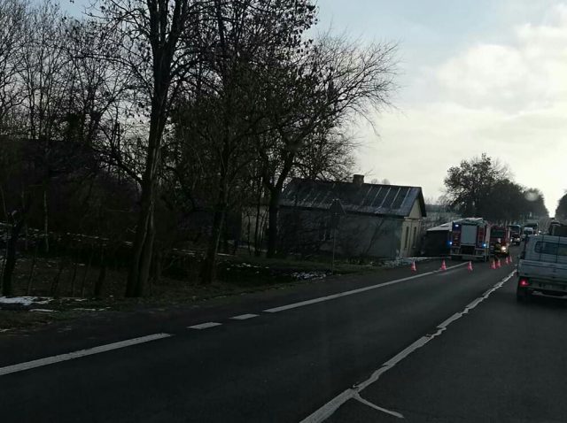 Autokar z dziećmi wpadł do rowu. Kierowca nie chciał wjechać w auta (zdjęcia)