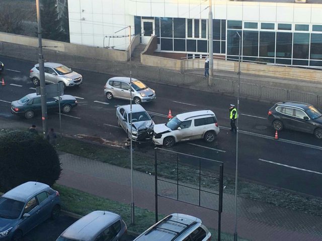Czołowe zderzenie dwóch aut na ul. Wolskiej. Duże utrudnienia w ruchu (zdjęcia)