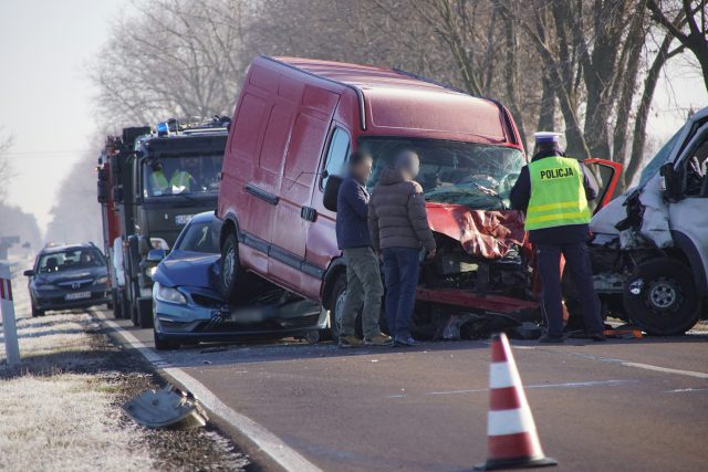 Zablokowana droga krajowa nr 63 po zderzeniu dwóch pojazdów dostawczych i osobówki (wideo, zdjęcia)