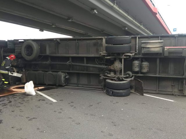 Przewrócona ciężarówka blokuje wjazd do Lublina, kierowca trafił do szpitala (zdjęcia)