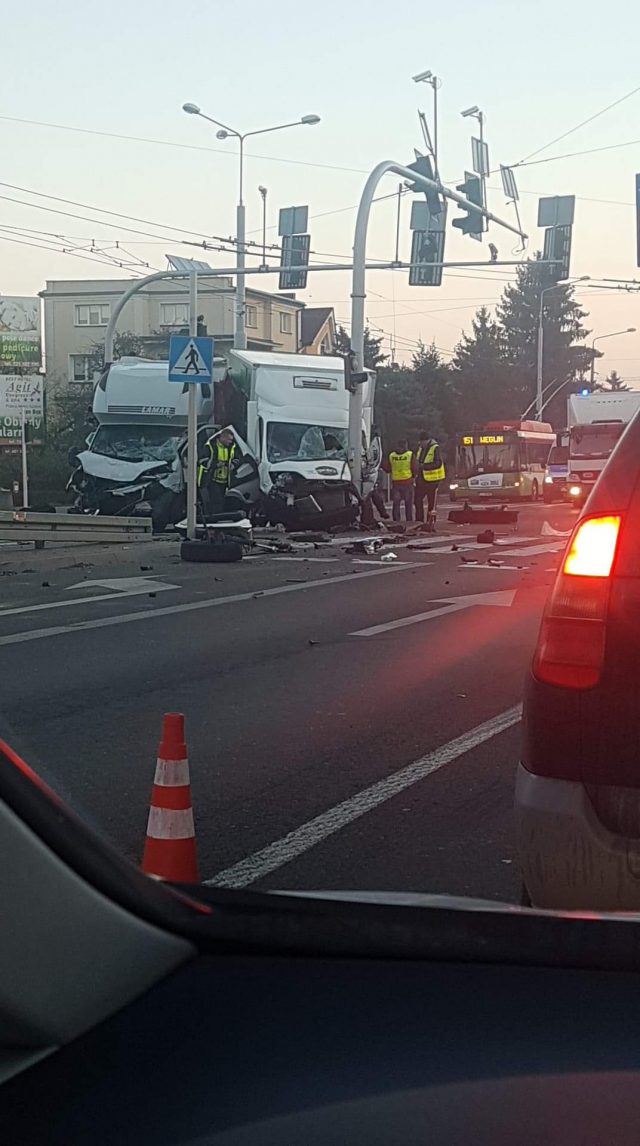 Zderzenie dwóch pojazdów dostawczych na al. Kraśnickiej. Duże utrudnienia w ruchu (zdjęcia)