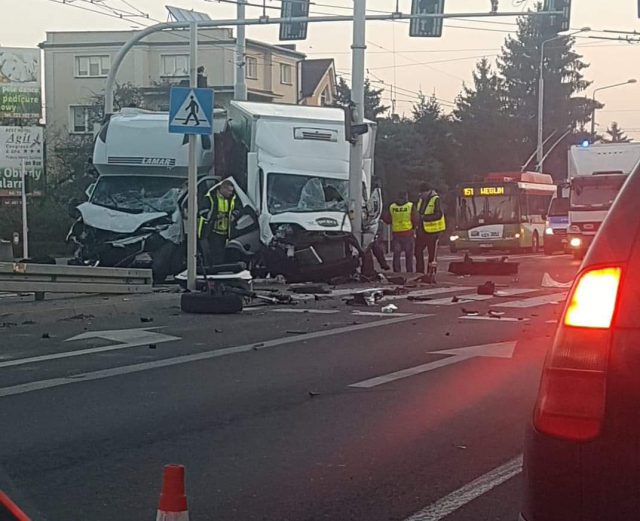 Zderzenie dwóch pojazdów dostawczych na al. Kraśnickiej. Duże utrudnienia w ruchu (zdjęcia)