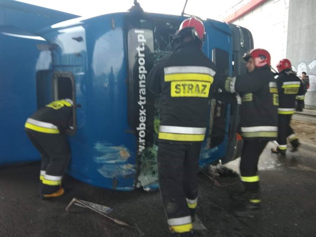 Przewrócona ciężarówka blokuje wjazd do Lublina, kierowca trafił do szpitala (zdjęcia)