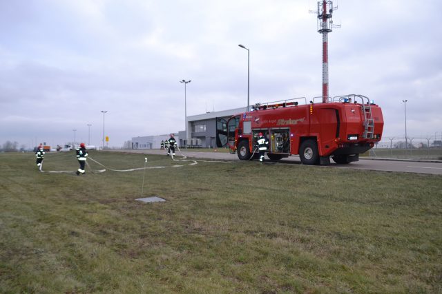 Bagaż z ładunkiem wybuchowym i pożar w Porcie Lotniczym Lublin. W piątek odbyły się ćwiczenia służb (zdjęcia)