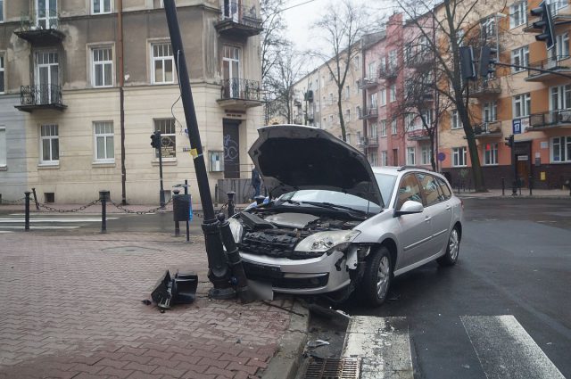 Zderzyli się na skrzyżowaniu w centrum Lublina. Jedno z aut wjechało na czerwonym (zdjęcia)