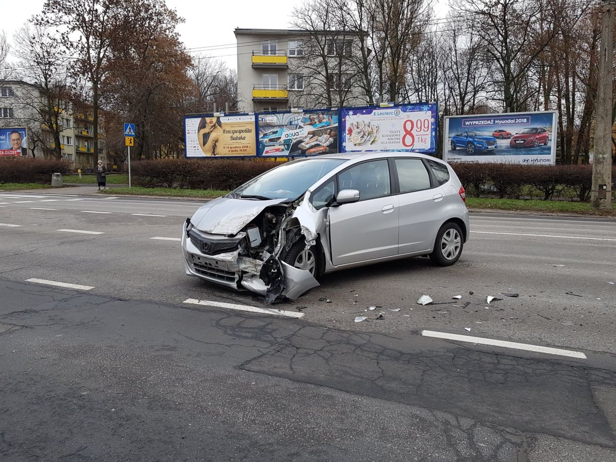 Skręcała hondą w lewo, nie zauważyła jadącego BMW (zdjęcia