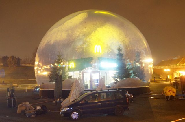 Na środku Placu Zamkowego ustawili kulę, w niej znajduje się McDonald’s (zdjęcia)