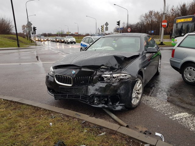Przejechał przez pas zieleni, zderzył się z BMW (zdjęcia)