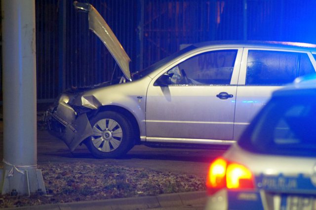 Zderzenie BMW ze skodą na rondzie. Jedna osoba w szpitalu (zdjęcia)